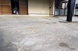 駐車場コンクリートのひび割れ・黒ずみ