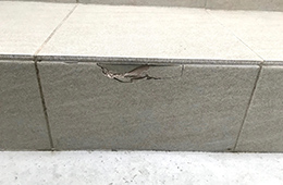 玄関タイルがぼろぼろ