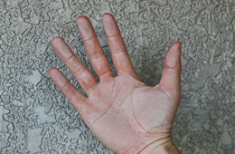 玄関タイルがぼろぼろ